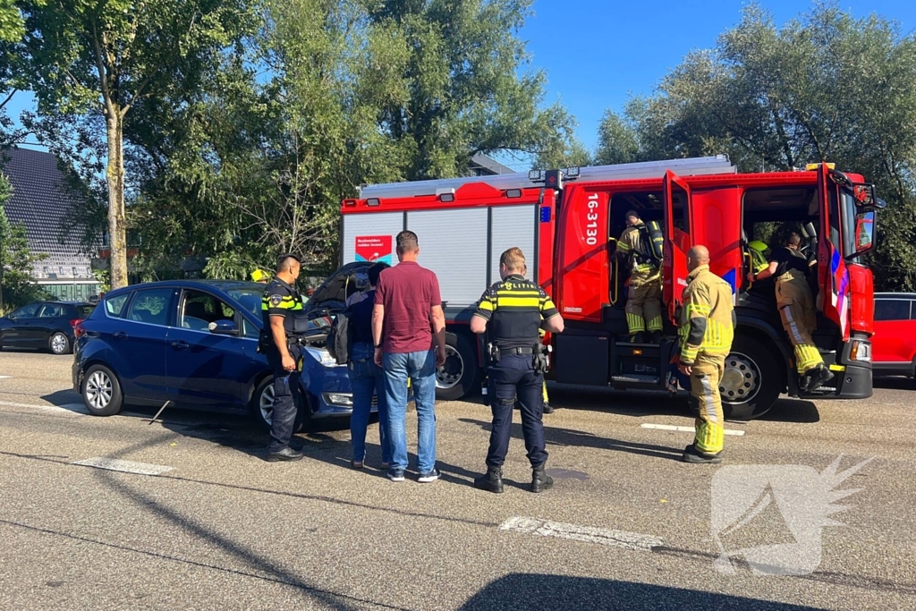 Voertuig vat vlam voor stoplicht