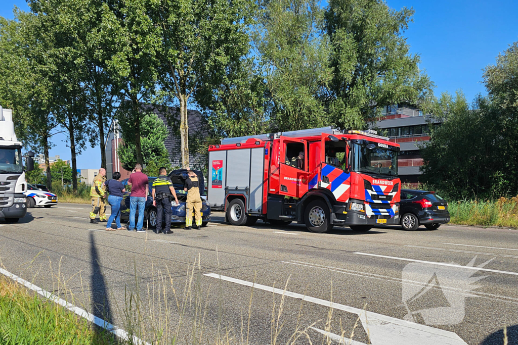 Voertuig vat vlam voor stoplicht