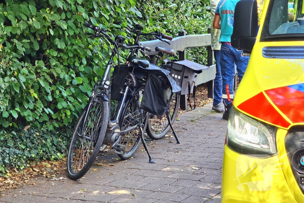 Personenauto verlaat ongeval na aanrijden fietser