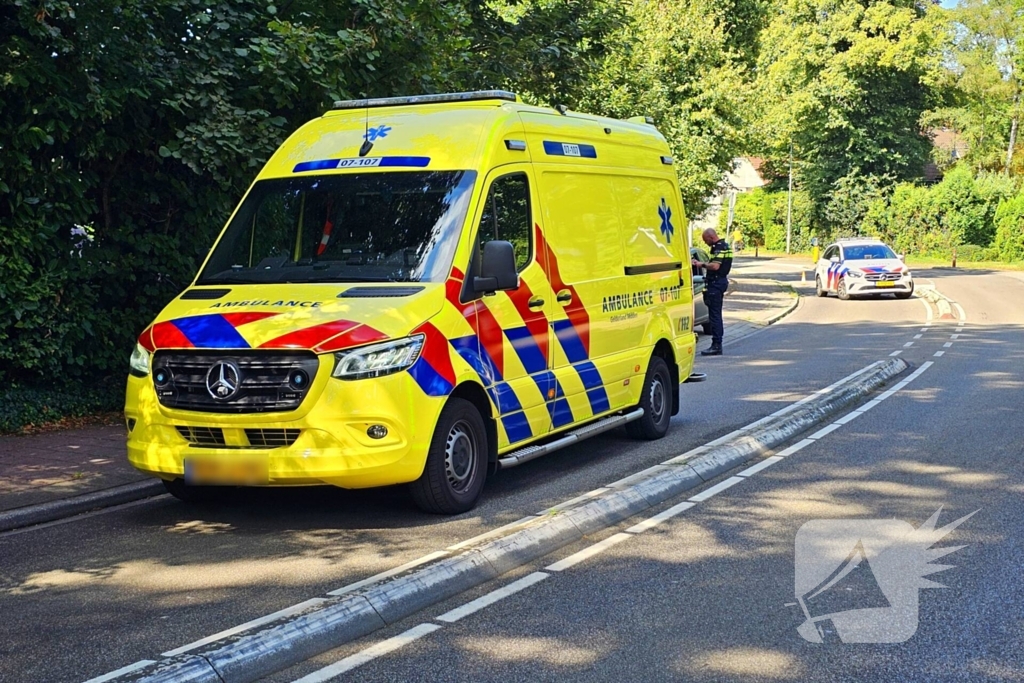 Personenauto verlaat ongeval na aanrijden fietser