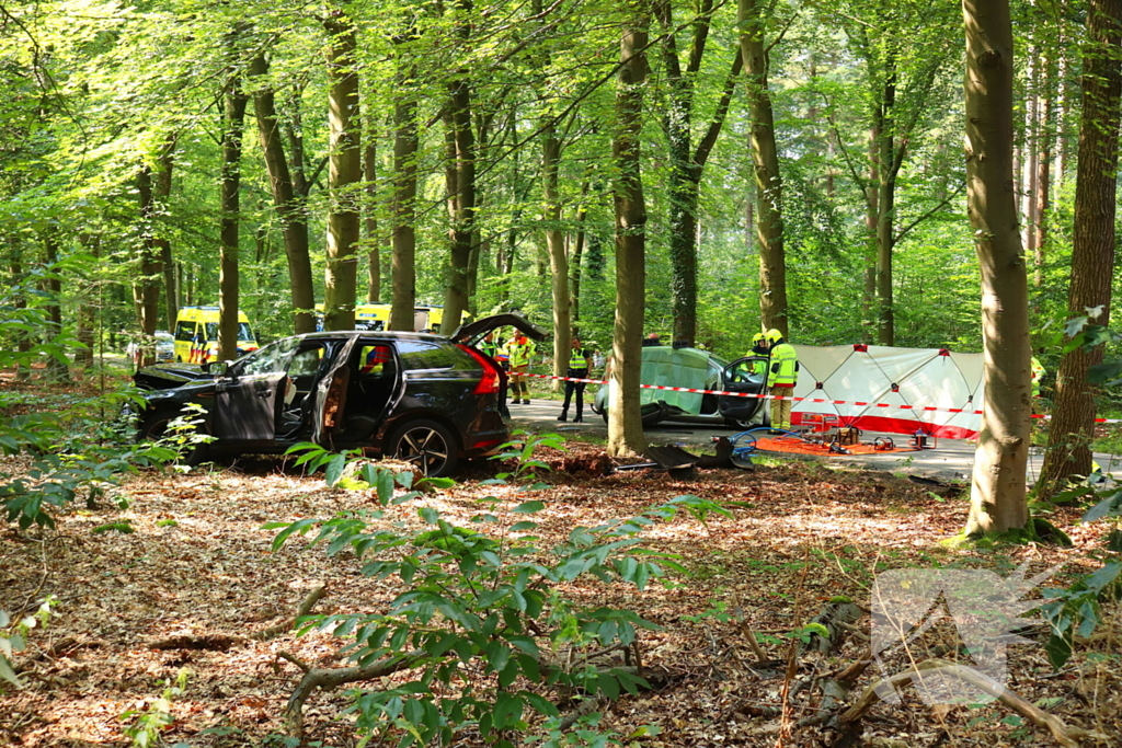 Twee doden na ernstige aanrijding op kruising