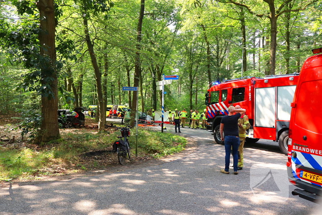 Twee doden na ernstige aanrijding op kruising