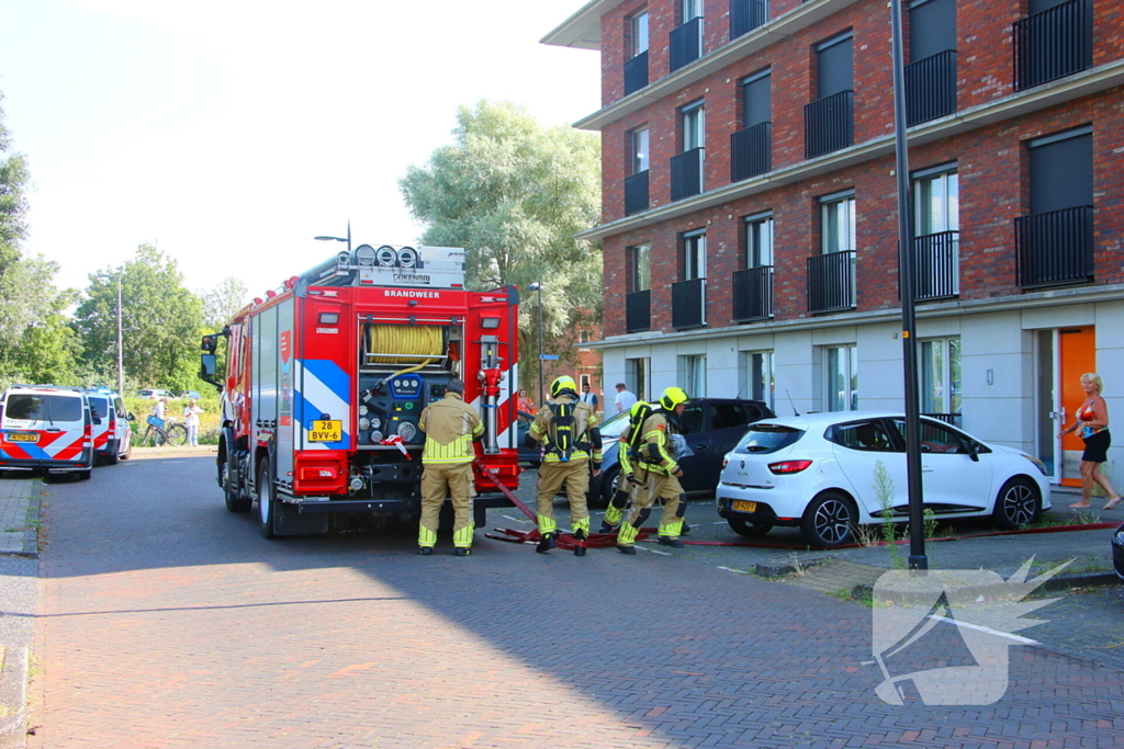 Brand in fietsaccu slaat over naar overkapping