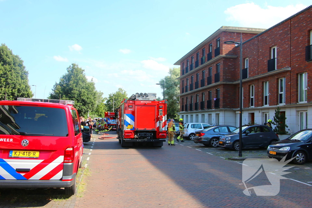 Brand in fietsaccu slaat over naar overkapping