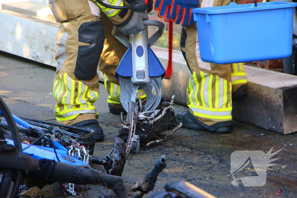 Brand in fietsaccu slaat over naar overkapping