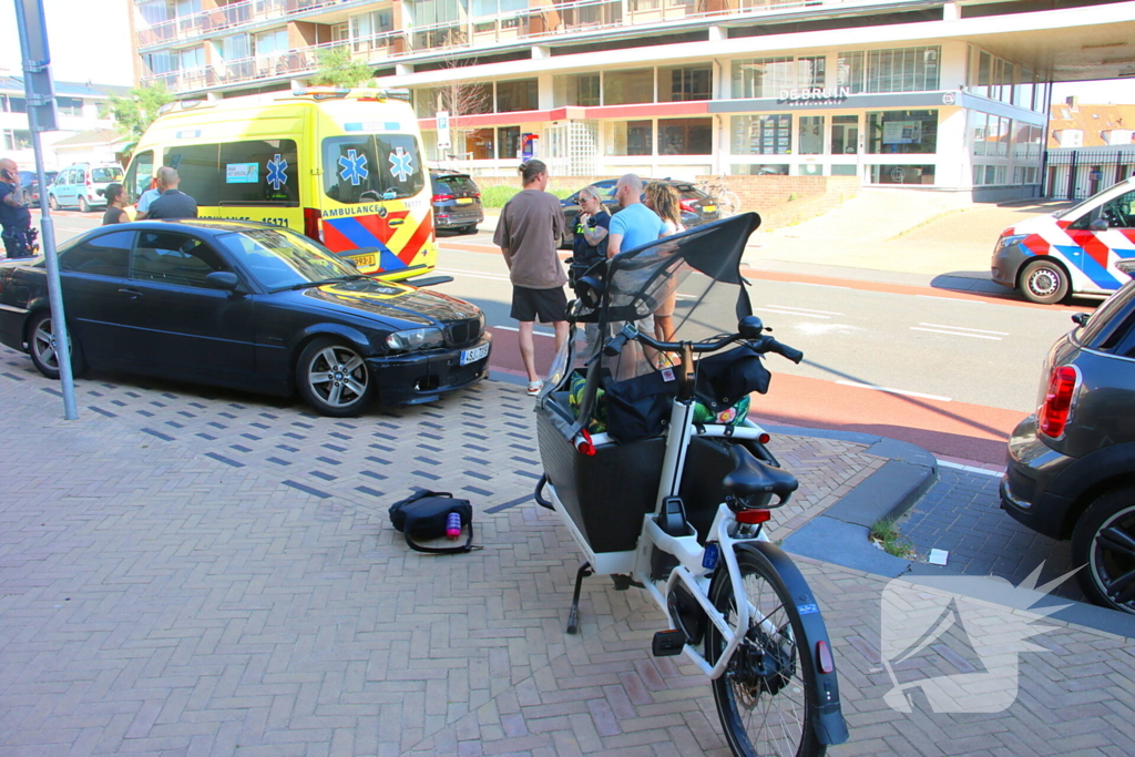 Bakfietser botst tegen openstaand portier