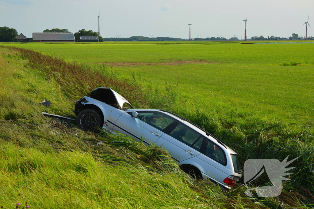 Auto belandt in sloot, bestuurder spoorloos