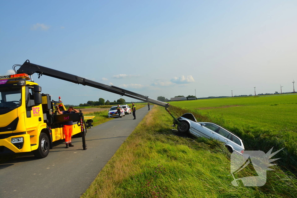 Auto belandt in sloot, bestuurder spoorloos