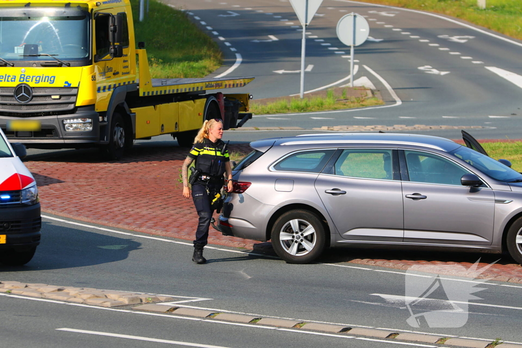 Bestuurders botsen op rotonde