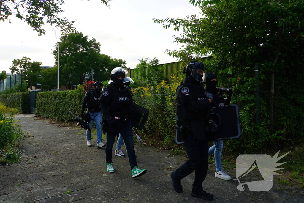 Politie valt woning binnen na schietpartij, verdachte aangehouden