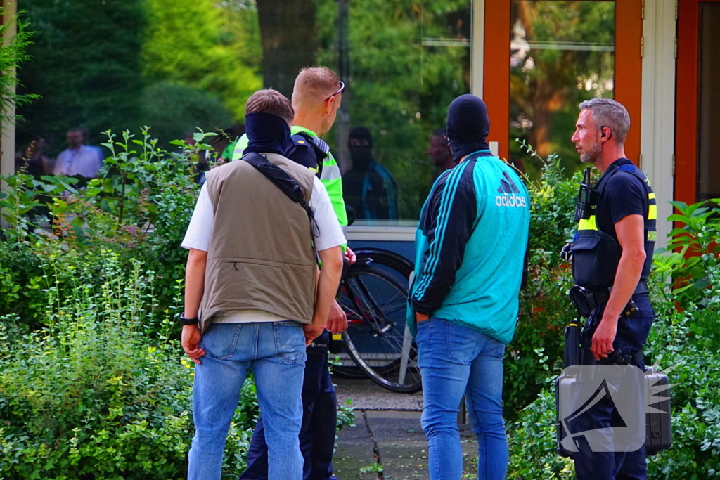 Politie valt woning binnen na schietpartij, verdachte aangehouden