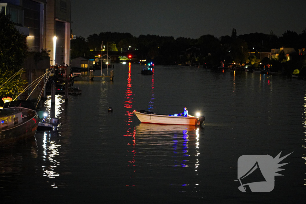 Persoon met onbegrepen gedrag springt in water