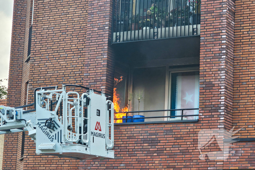 Brandweer blust brand op balkon