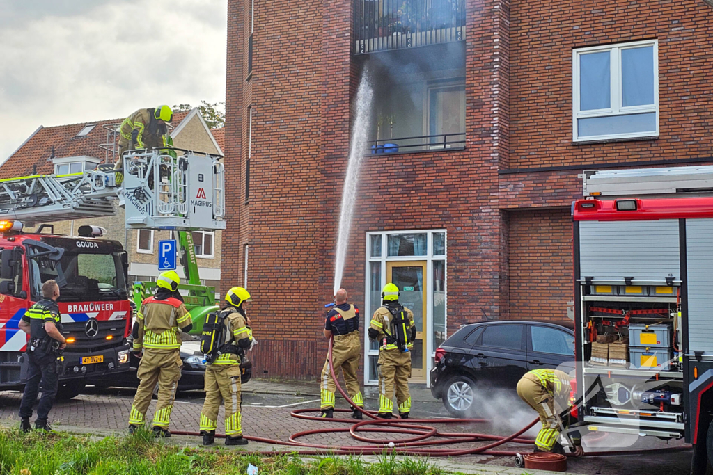 Brandweer blust brand op balkon