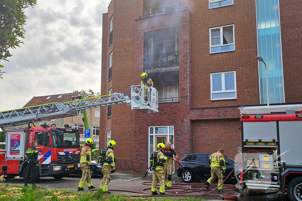 Brandweer blust brand op balkon