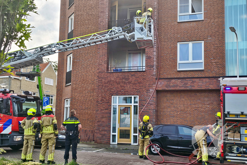 Brandweer blust brand op balkon