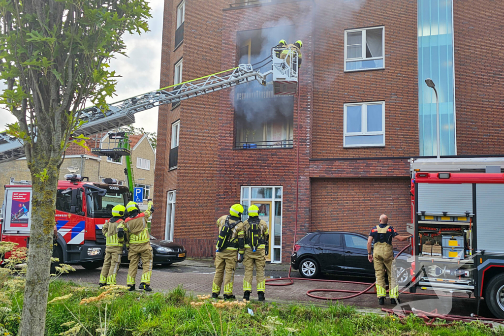 Brandweer blust brand op balkon