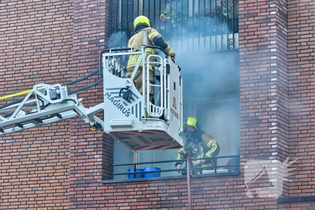 Brandweer blust brand op balkon