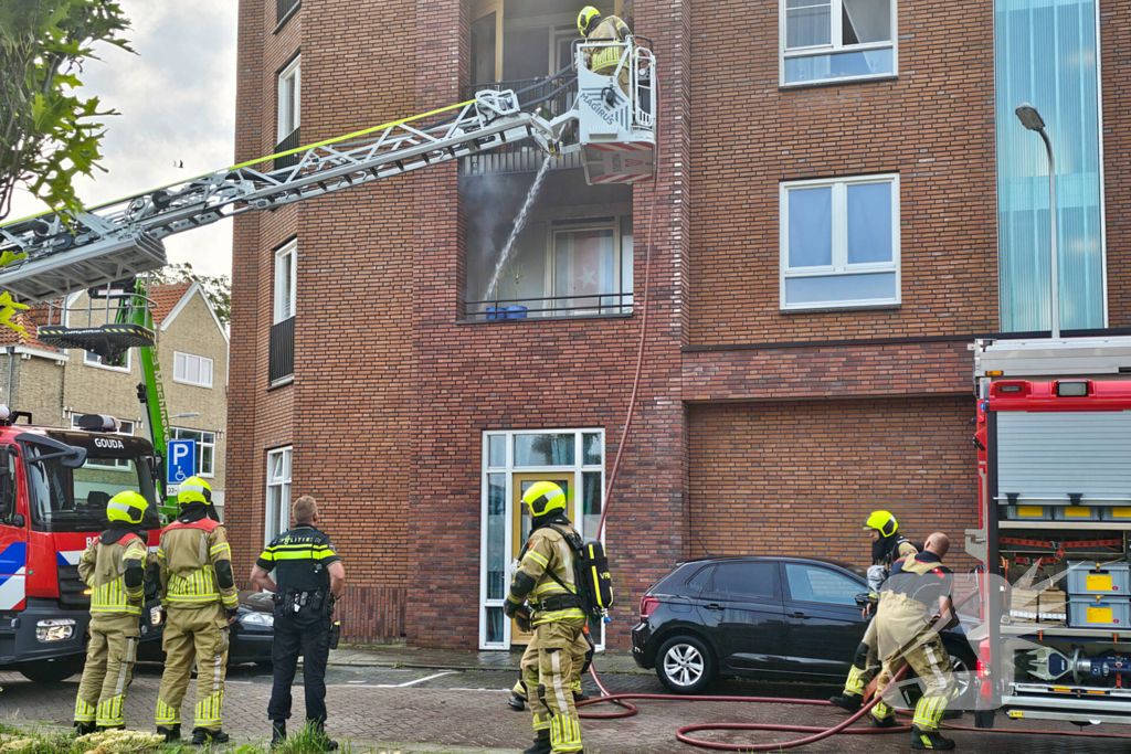 Brandweer blust brand op balkon