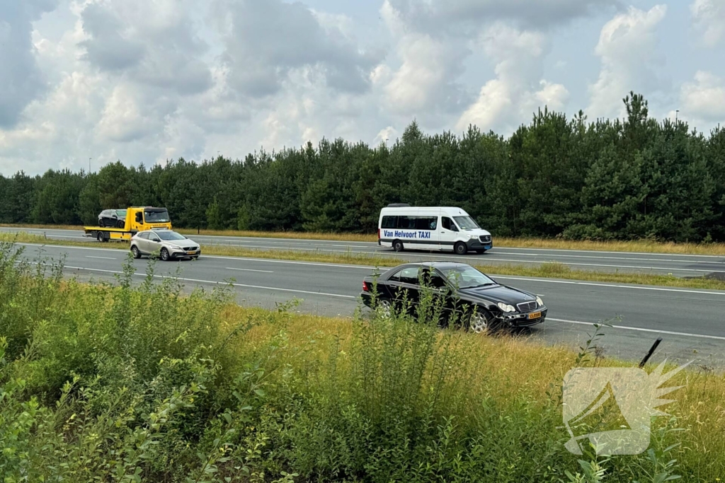 Aanrijding tussen twee voertuigen op snelweg