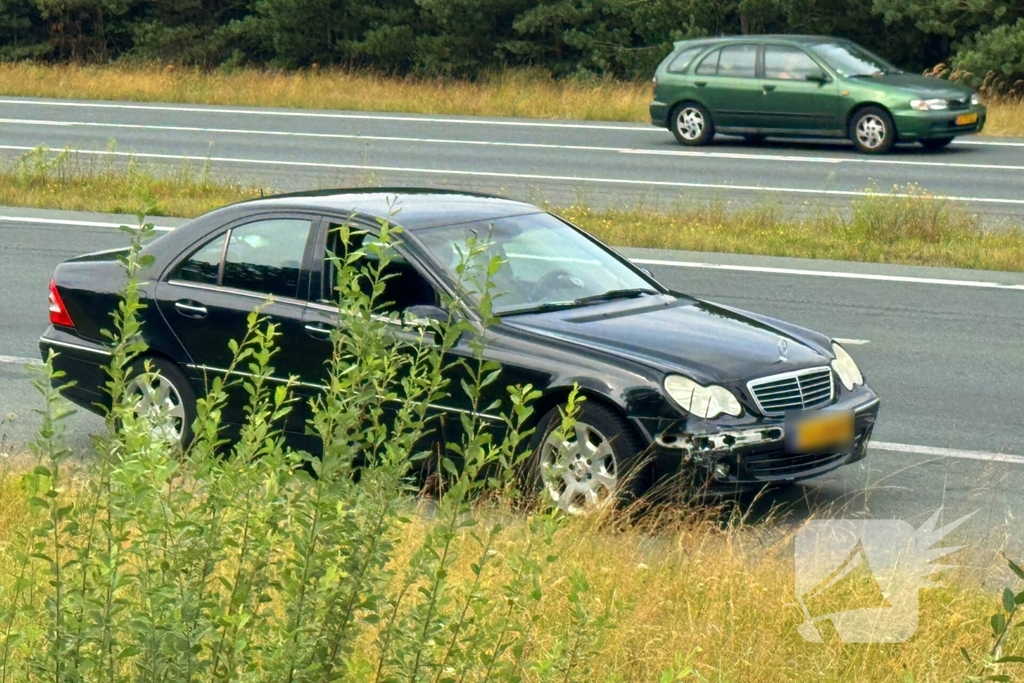 Aanrijding tussen twee voertuigen op snelweg