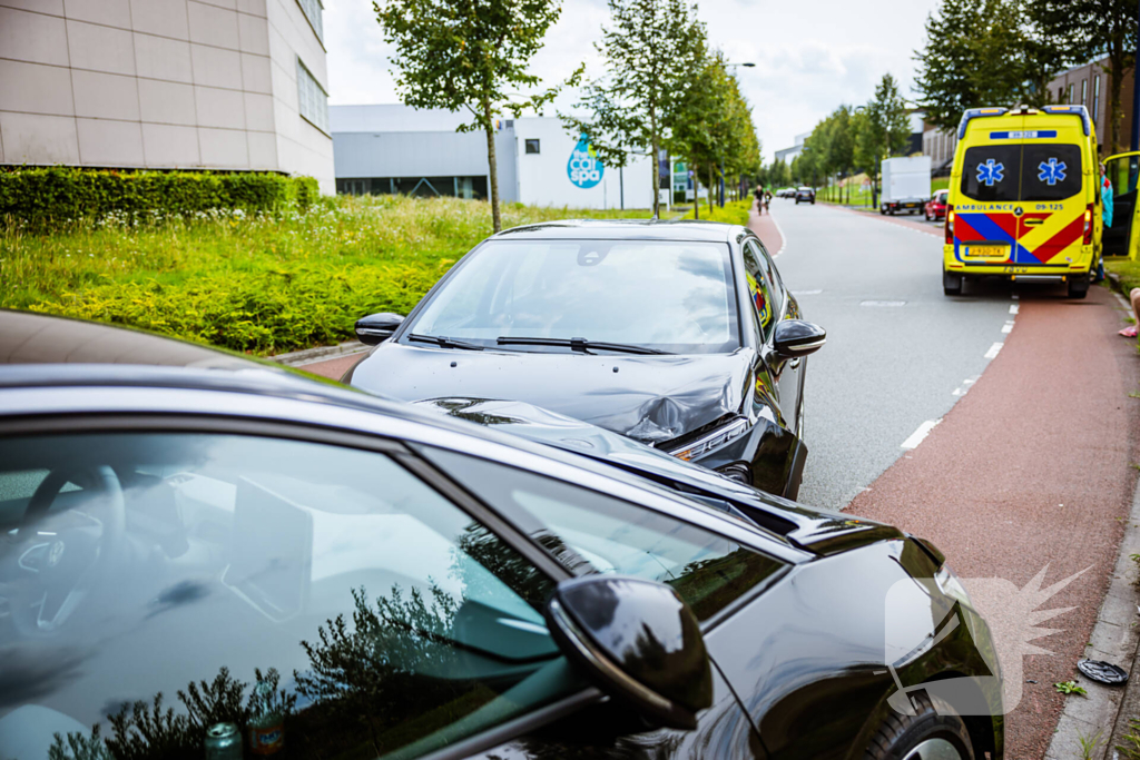 Bestuurder mist bocht en botst op tegenligger