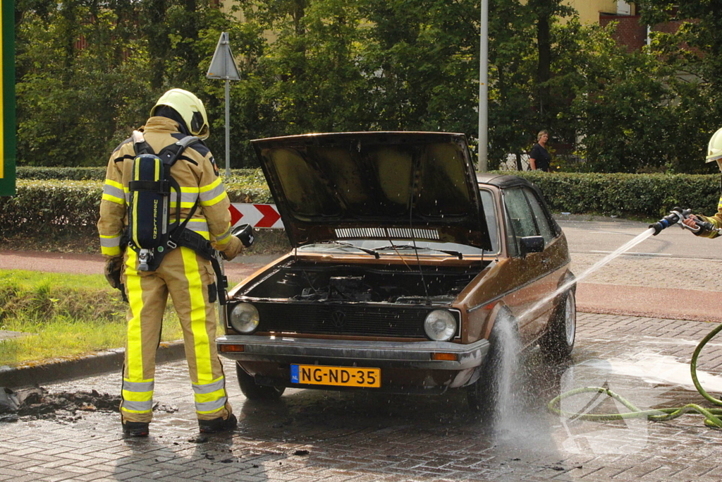 Golf cabrio vat vlam bij benzinepomp