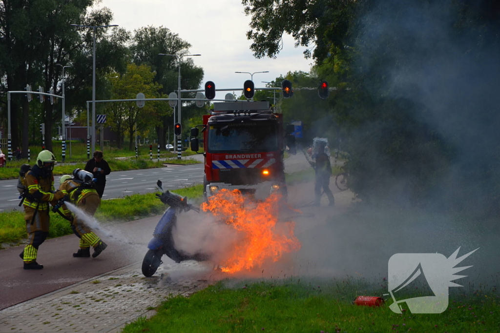 Brandweer blust brandende scooter