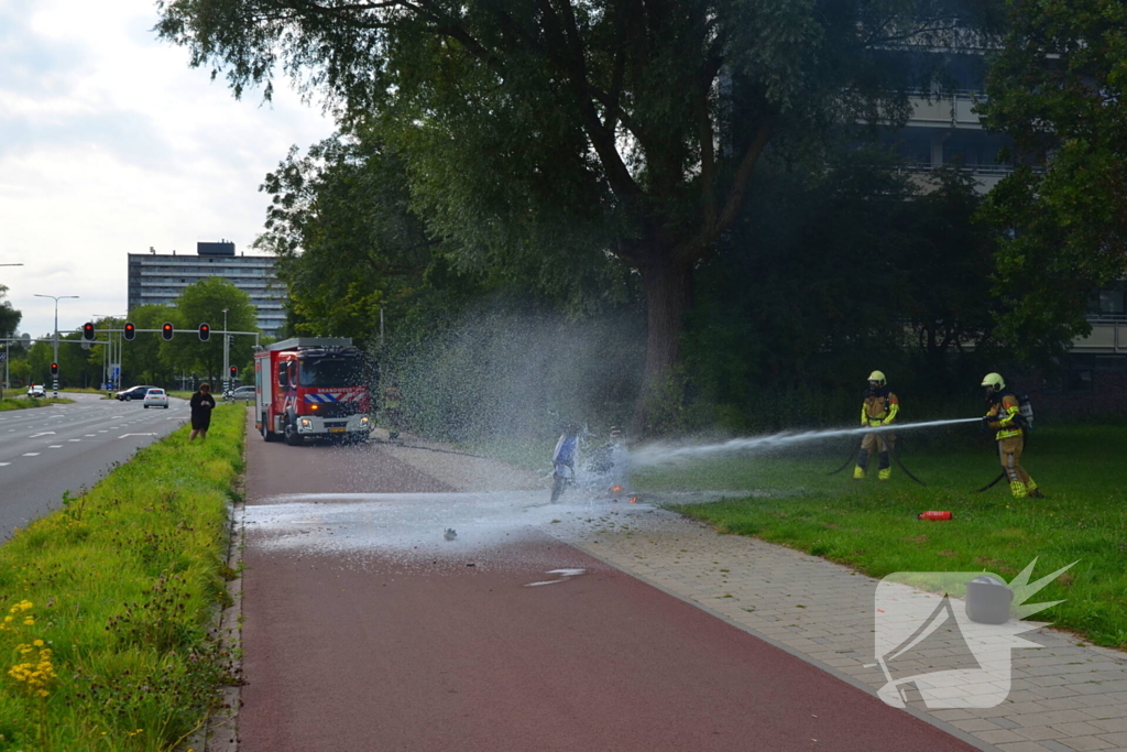 Brandweer blust brandende scooter