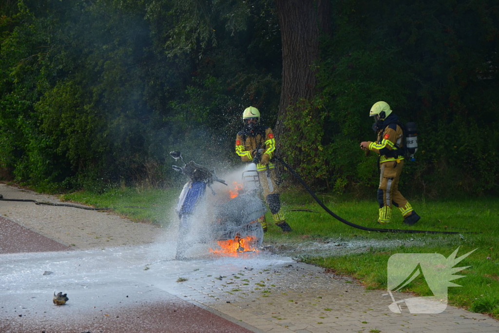 Brandweer blust brandende scooter