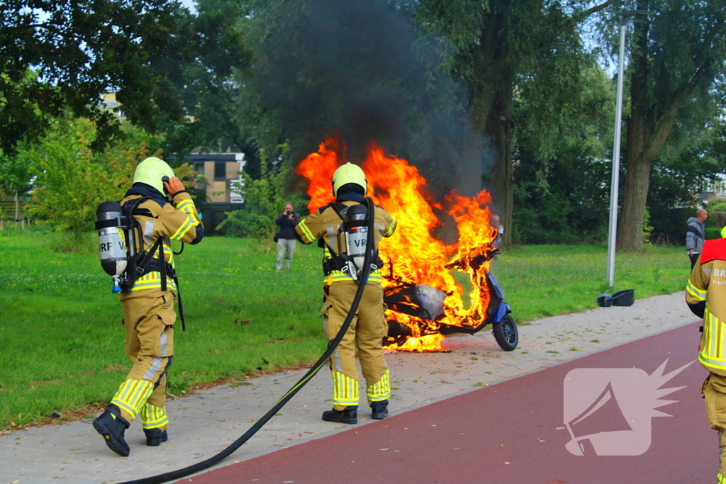 Brandweer blust brandende scooter