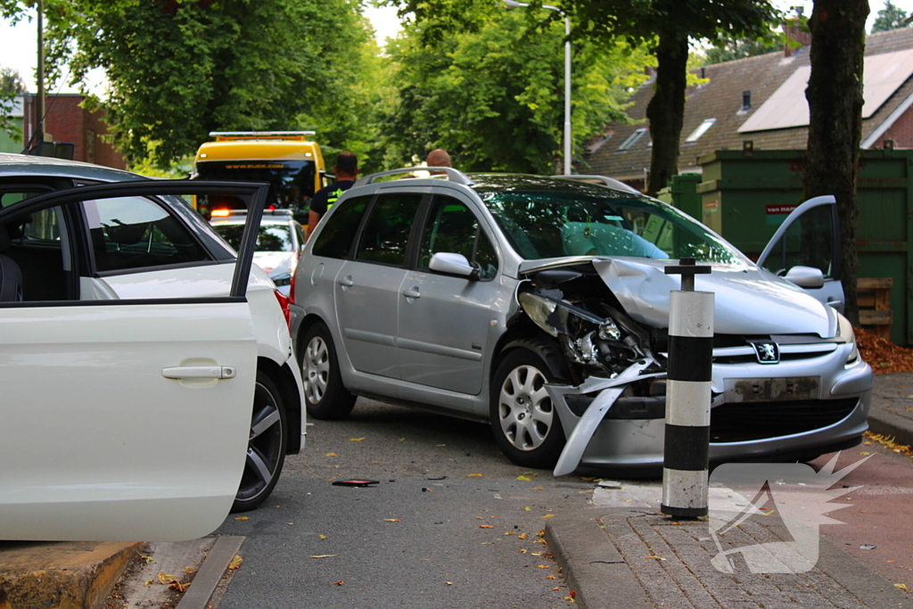 Auto rijdt bussluis in tweede auto klapt achterop