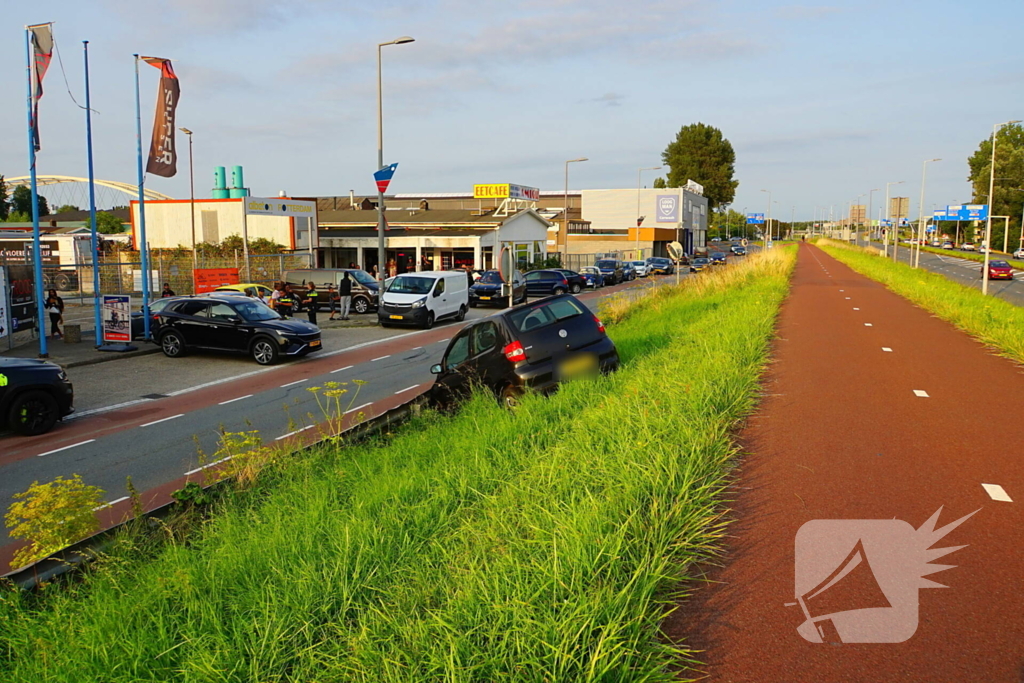 Bestuurder raakt onwel en schiet van de weg