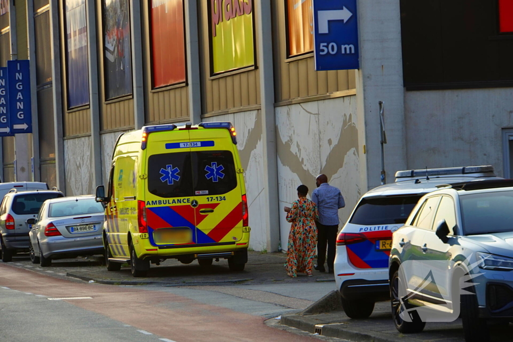 Bestuurder raakt onwel en schiet van de weg