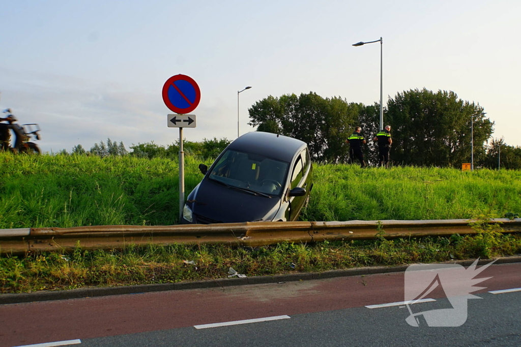 Bestuurder raakt onwel en schiet van de weg