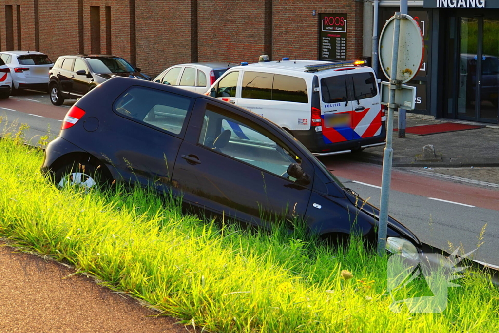 Bestuurder raakt onwel en schiet van de weg