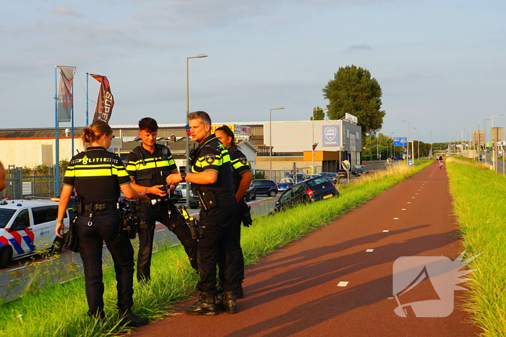 Bestuurder raakt onwel en schiet van de weg