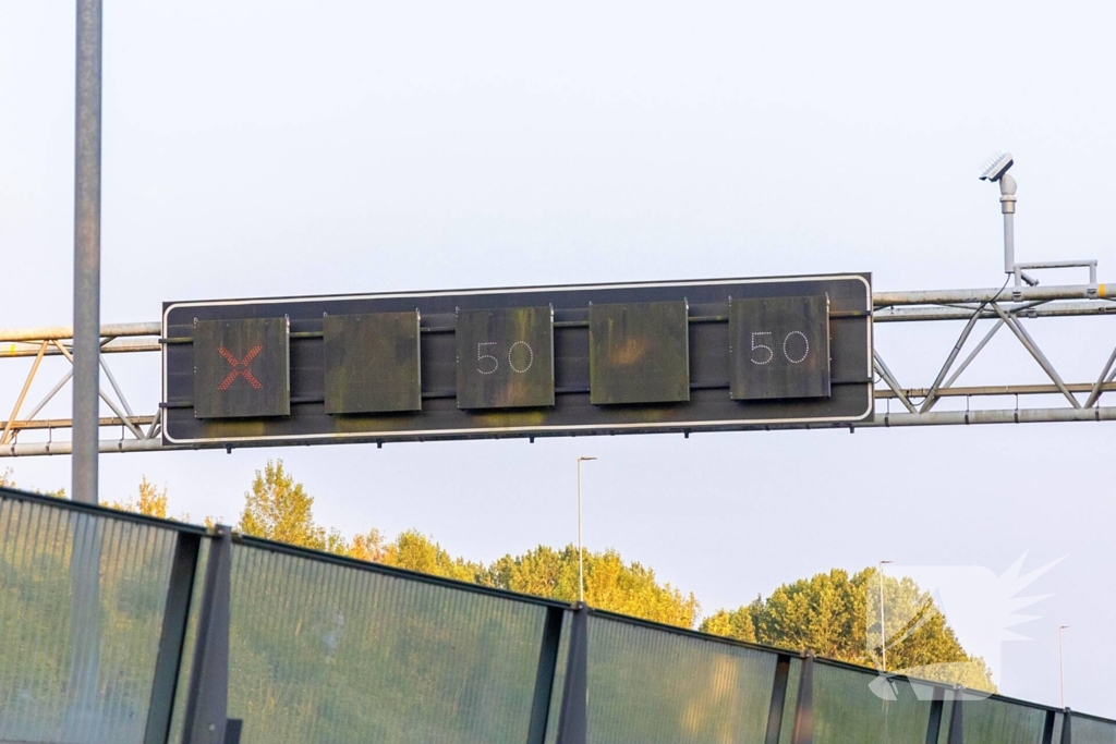 Rijstrook afgesloten door kop-staartaanrijding