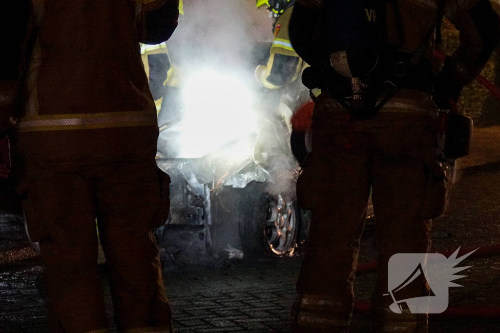 Auto zwaar beschadigd door brand