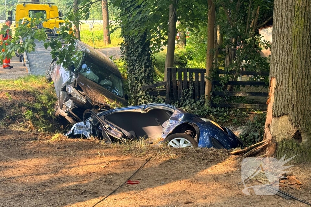 Voertuigen belanden in sloot na aanrijding