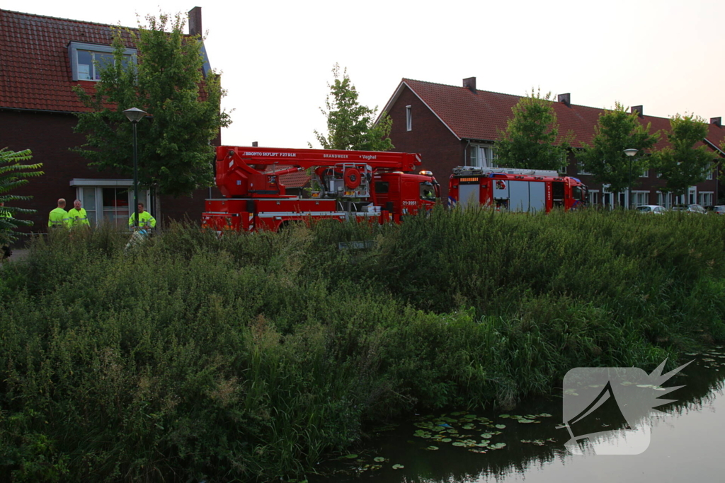 Brandweer assisteert politie en vist zak uit het water