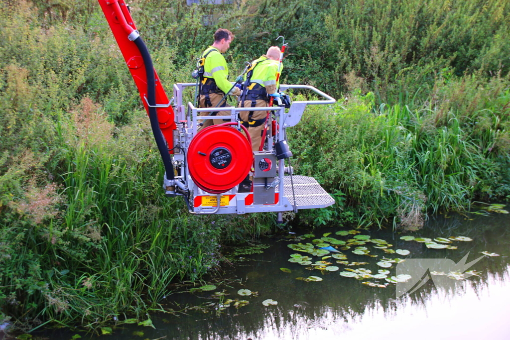 Brandweer assisteert politie en vist zak uit het water