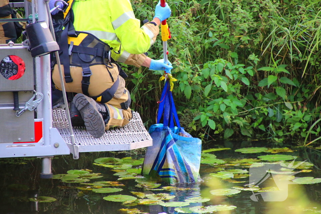 Brandweer assisteert politie en vist zak uit het water