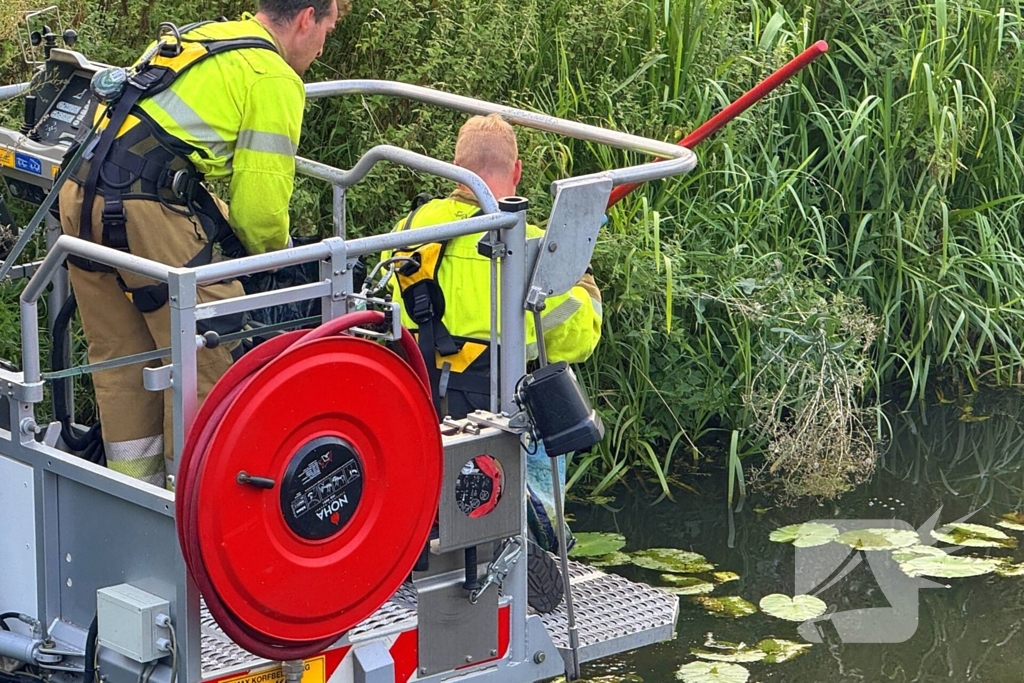 Brandweer assisteert politie en vist zak uit het water