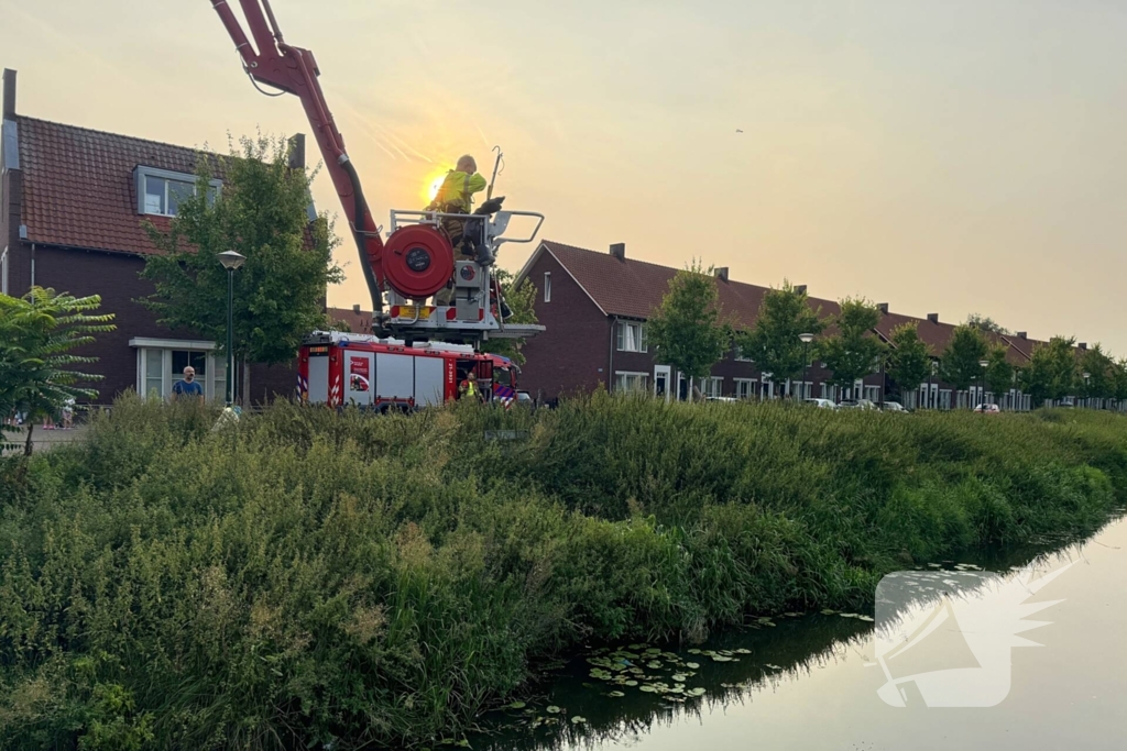 Brandweer assisteert politie en vist zak uit het water