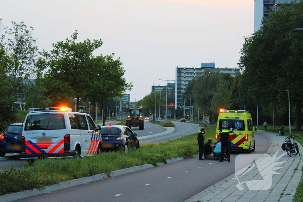 Fietser hard onderuit op fietspad