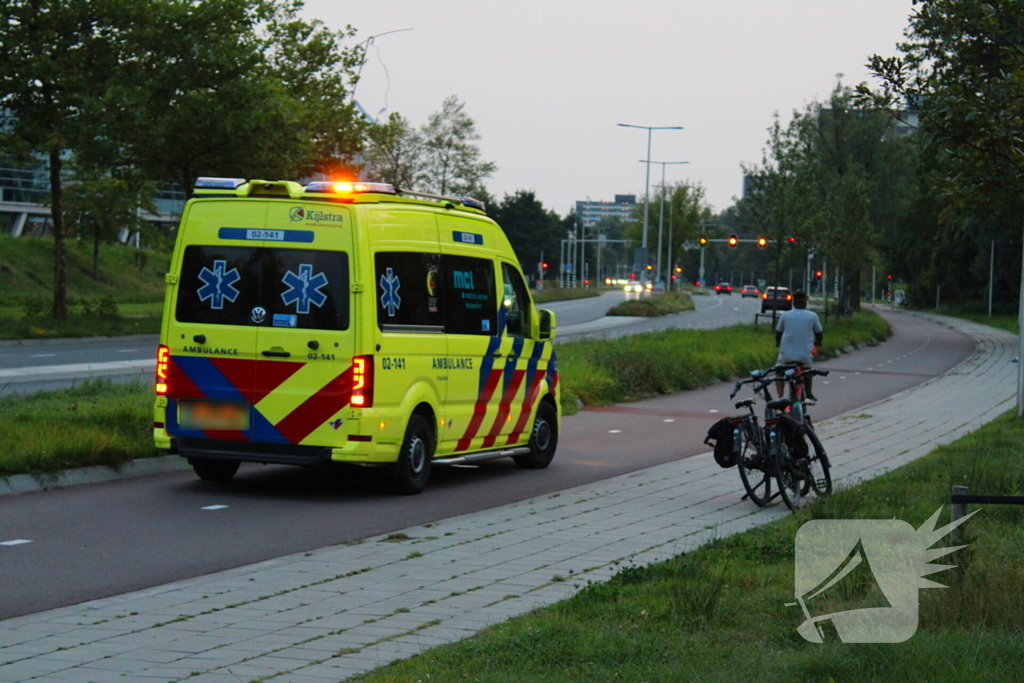 Fietser hard onderuit op fietspad