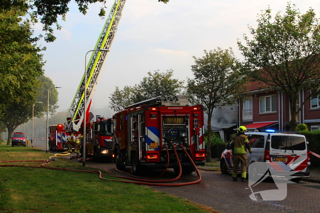 Vier gewonden bij uitslaande woningbrand, vrouw ernstig verbrand