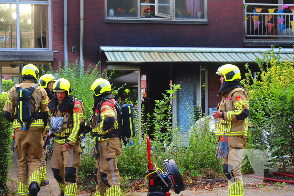 Vier gewonden bij uitslaande woningbrand, vrouw ernstig verbrand