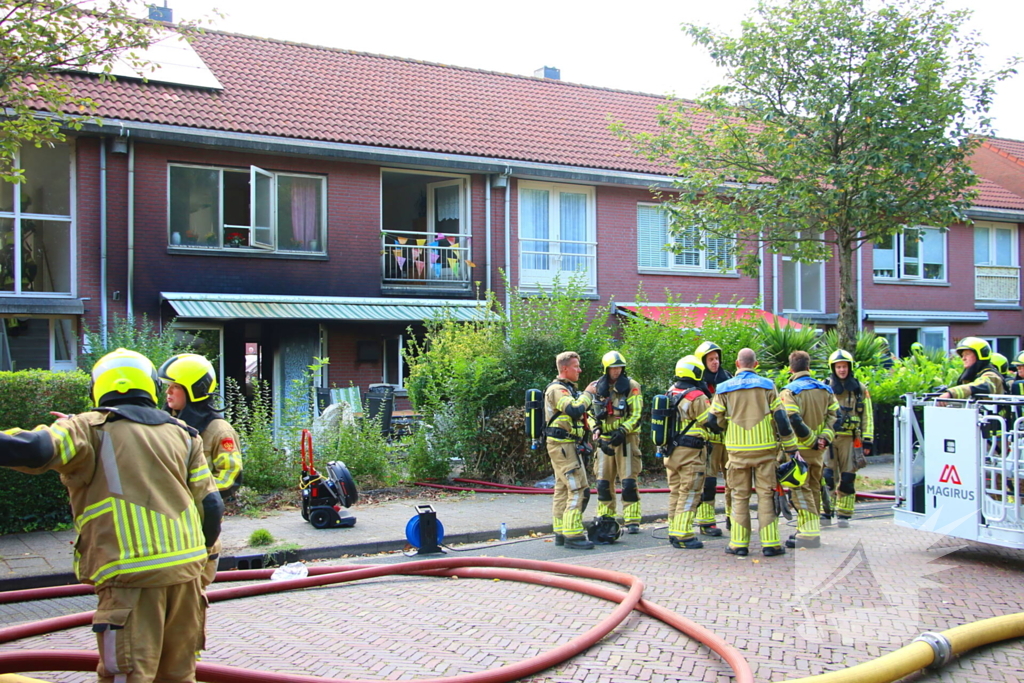 Vier gewonden bij uitslaande woningbrand, vrouw ernstig verbrand